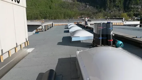 Chantier d'étanchéité sur une grande toiture plate