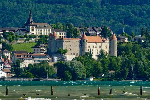 Le château de Grandson et les toits du bourg au bord du lac de Neuchâtel