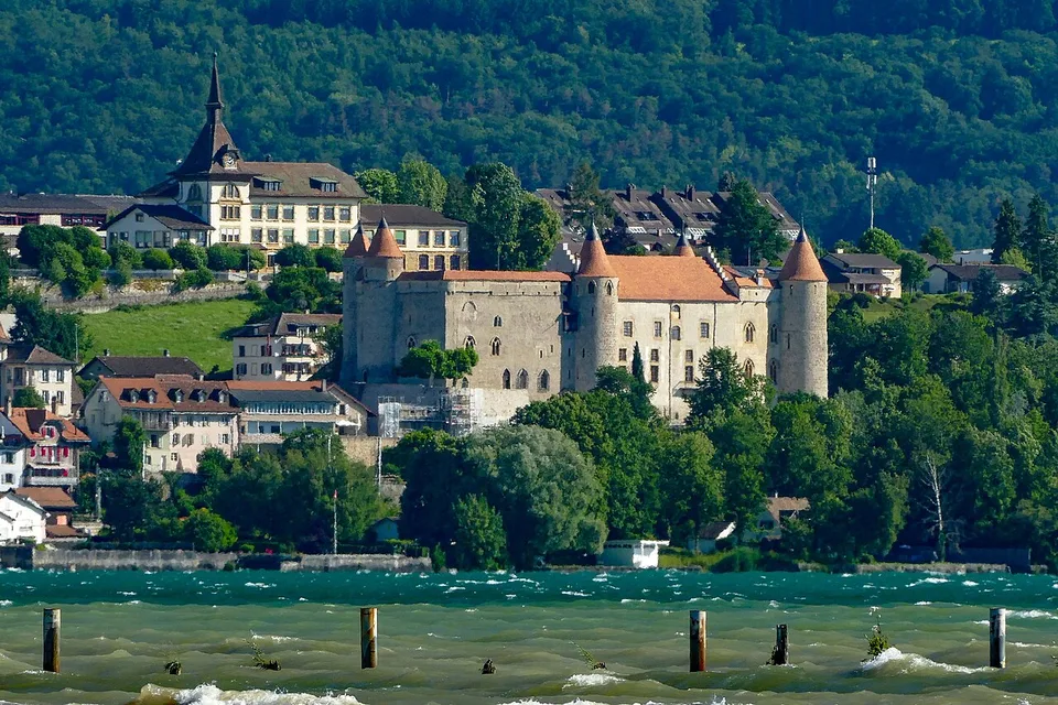 Le château de Grandson et les toits du bourg au bord du lac de Neuchâtel