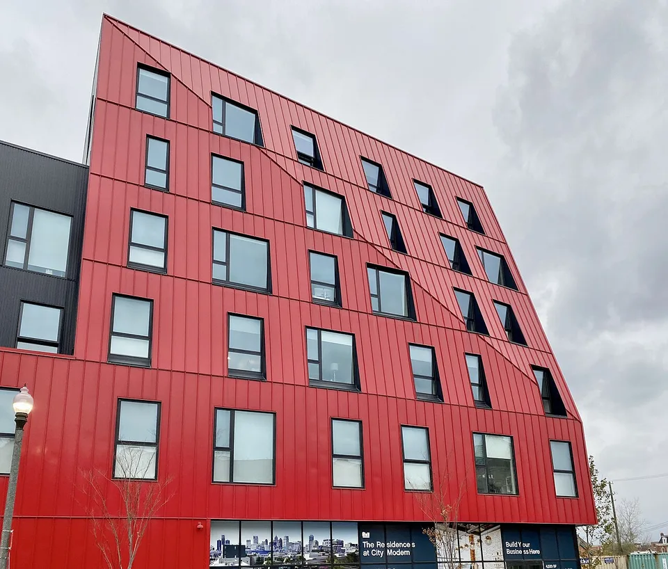 Façade contemporaine habillée de panneaux métalliques à joint debout