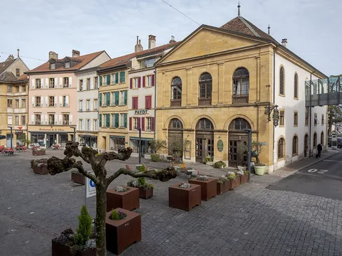 La place Pestalozzi et les toits du centre historique d'Yverdon-les-Bains