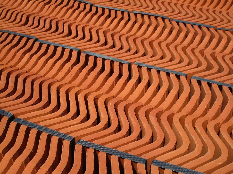 Tuiles neuves en caisses, prêtes à poser