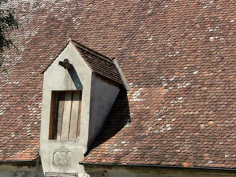 Pan de toiture en tuiles plates anciennes avec sa lucarne